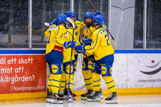 Sveriges Måns Toresson jublar med lagkamrater