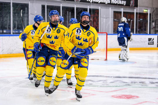 Sveriges Måns Toresson jublar med lagkamrater