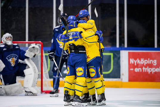 Sveriges Karl Sterner jublar med lagkamrater