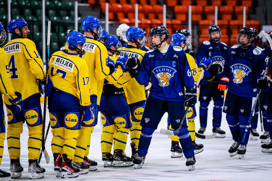 Finlands Niklas Nykyri tackar Sveriges spelare