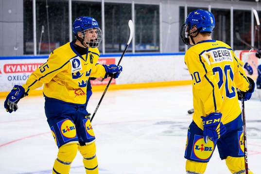 Sveriges Zaki Crookes och Alfons Freij jublar