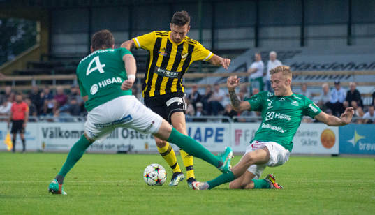 IFK Hässleholms Max Sandberg skojar med motståndarna i