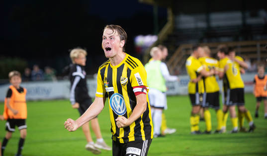 IFK Hässleholms Robin Strömberg jublar i matchen i div. 2