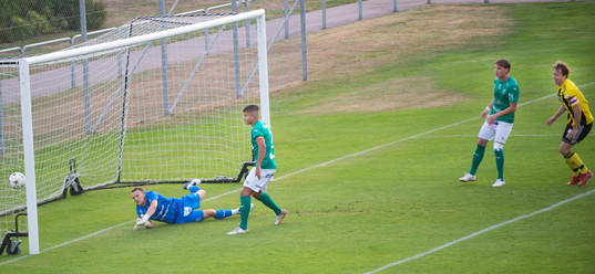 IFK Hässleholms Robin Strömberg nickar in 1-0 i matchen i
