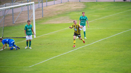 IFK Hässleholms Robin Strömberg nickar in 1-0 i matchen i