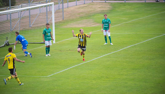 IFK Hässleholms Robin Strömberg har gjort 1-0 och jublar