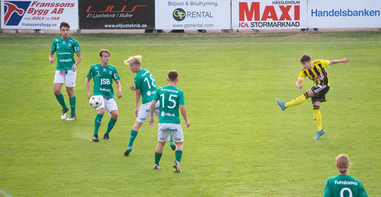 IFK Hässleholms Armin Culum skjuter och tvingar