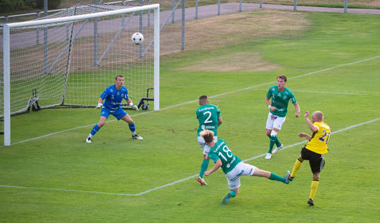 IFK Hässleholms Olle Kjellman Olblad skjuter  i matchen i