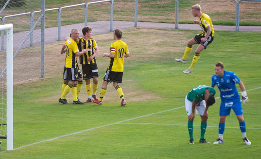 IFK Hässleholms Armin Culum grattas till 2-1 av Olle
