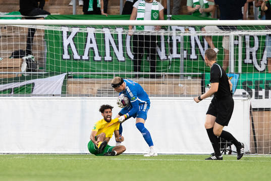 Dalkurds Hady Saleh Karim och Brages målvakt Viktor Frodig