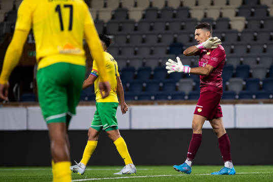 Dalkurds målvakt Jonathan Viscosi deppar