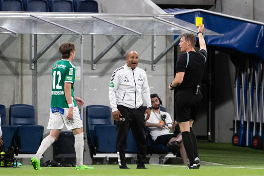 Domare Oscar Johnson delar ut ett gult kort till Brages