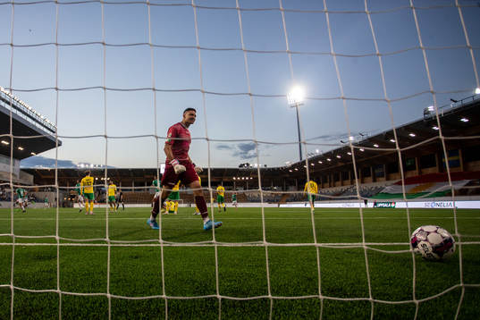 Dalkurds målvakt Jonathan Viscosi deppar