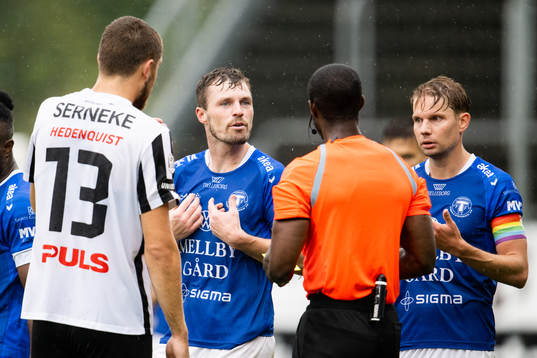 Trelleborgs Nicolas Mortensen i samtal med domare Fredrik