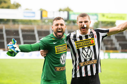 Landskronas målvakt Amr Kaddoura och Erik Hedenquist jublar