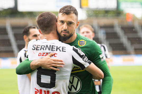 Landskronas Robin Dzabic och målvakt Amr Kaddoura jublar