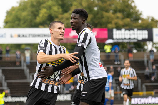 Landskronas Robin Dzabic och Ousmane Diawara  jublar