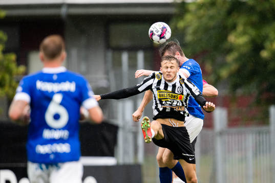 Landskronas Melker Heier i duel mot Trelleborgs Nicolas