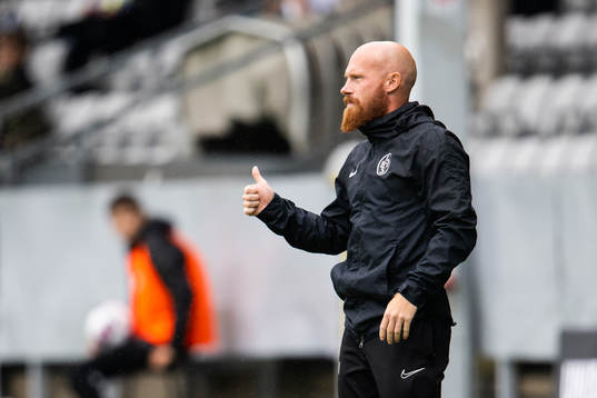 Landskronas assisterande tränare Max Mölder visar tummen