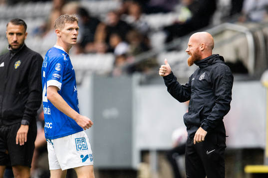Landskronas assisterande tränare Max Mölder visar tummen