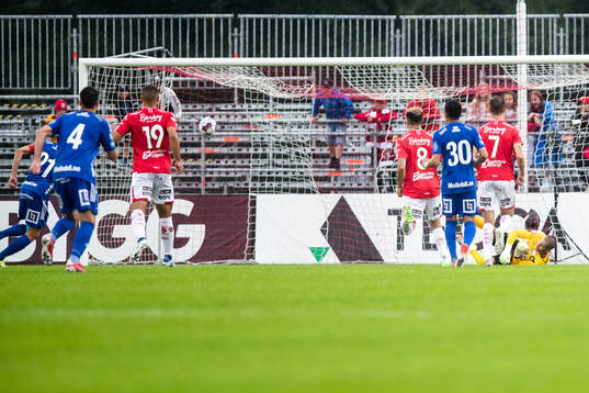 GIF Sundsvalls Pontus Engblom gör 0-1 på straff