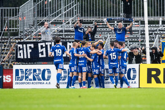 GIF Sundsvalls Pontus Engblom jublar med lagkamrater