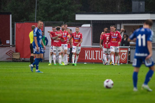 Degerfors Gustaf Lagerbielke jublar med lagkamrater