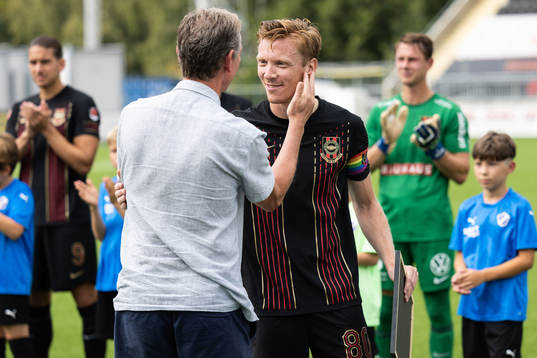 Berndt Magnusson ger en tavla till sin son Gustav Sandberg