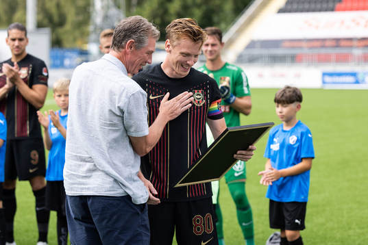 Berndt Magnusson ger en tavla till sin son Gustav Sandberg