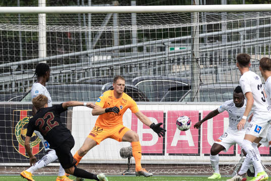 Brommapojkarnas Wilmer Odefalk skjuter ett skott på