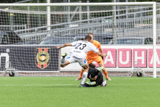 Halmstads Taulant Parallangaj och Brommapojkarnas Nikola
