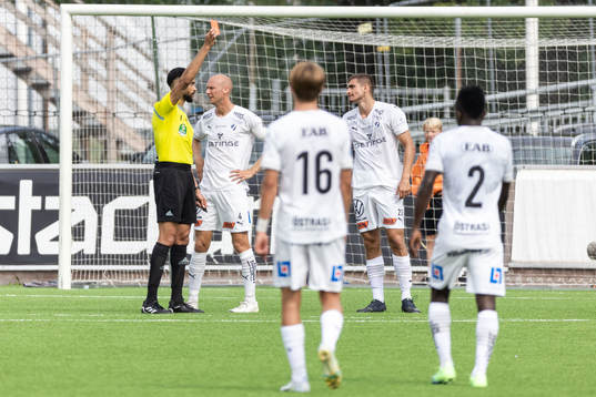 Halmstads Taulant Parallangaj tilldelas rött kort
