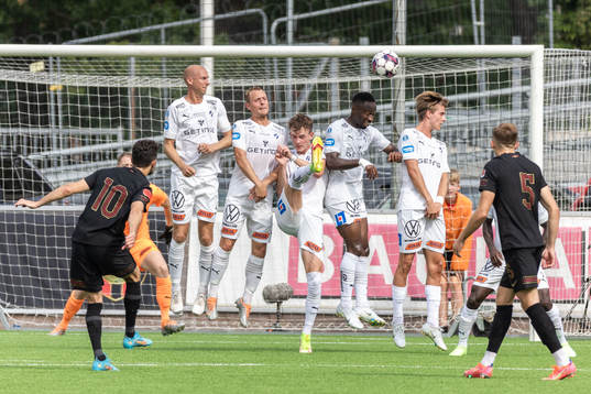 Brommapojkarnas Marijan Cosic gör 1-0 på frispark