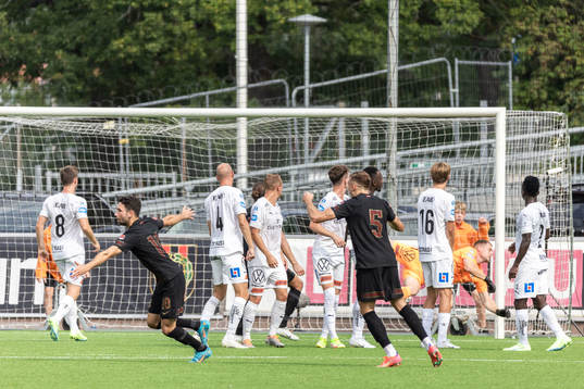 Brommapojkarnas Marijan Cosic gör 1-0 på frispark