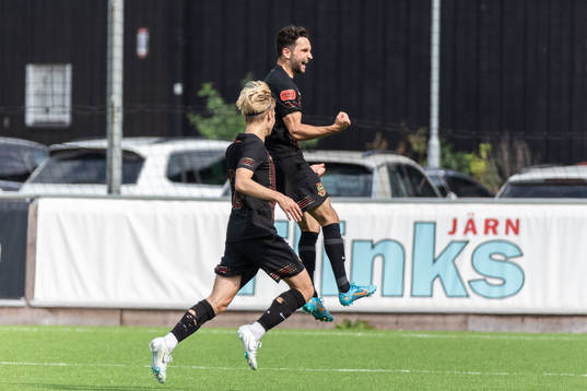 Brommapojkarnas Marijan Cosic jublar