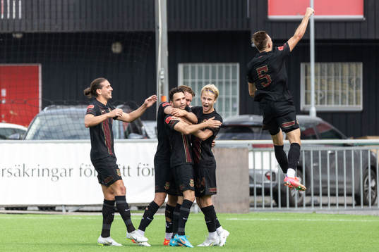 Brommapojkarnas Marijan Cosic jublar med lagkamrater