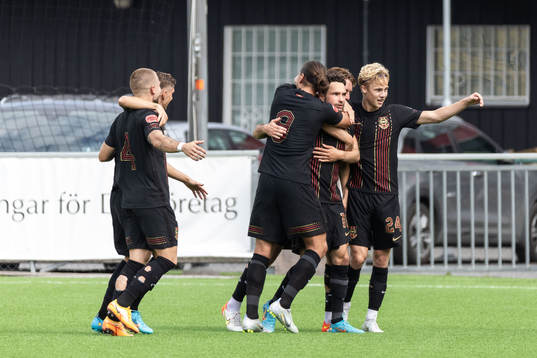 Brommapojkarnas Marijan Cosic jublar med lagkamrater