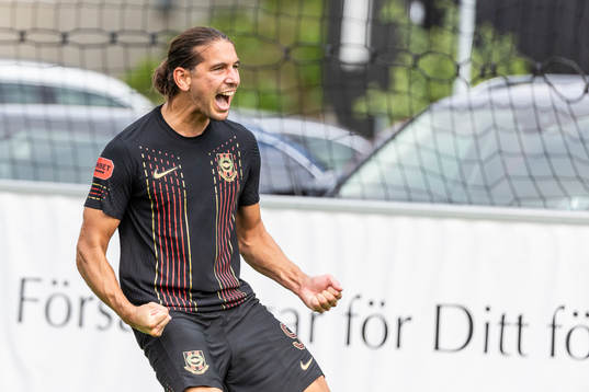 Brommapojkarnas Nikola Vasic jublar 2-0 målet