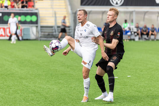 Halmstads Joel Allansson och Brommapojkarnas Niklas Maripuu