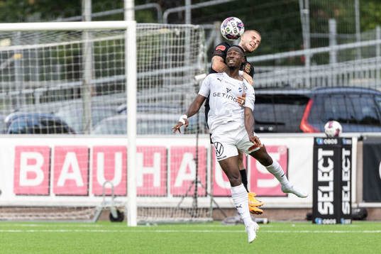 Brommapojkarnas Amadeus Sogaard och Halmstads Sadat Karim