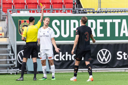 Halmstads Villiam Dahlström tilldelas gult kort