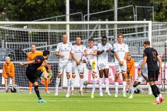 Brommapojkarnas Marijan Cosic gör 1-0