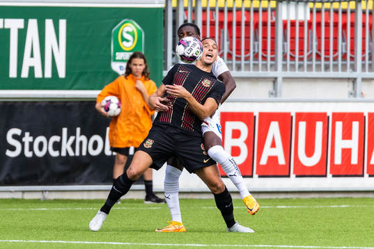 Brommapojkarnas Nikola Vasic och Halmstads Thomas Boakye