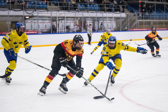 Carina Strobel of Germany and Hanna Olsson of Sweden