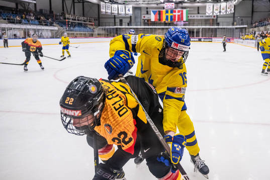 Marie Delabre of Germany and Sara Hjalmarsson of Sweden