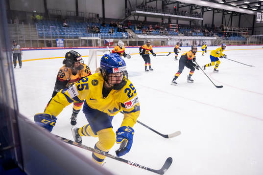 Lina Ljungblom of Sweden and Katarina Jobst-Smith of Germany