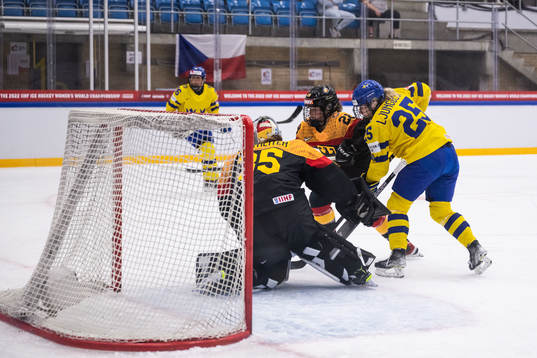 goaltender Sandra Abstreiter, Katarina Jobst-Smith of