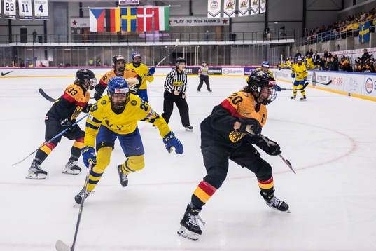 Olivia Carlsson of Sweden and Daria Gleissner of Germany