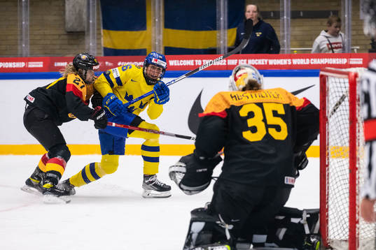 Heidi Strompf and goaltender Sandra Abstreiter of Germany