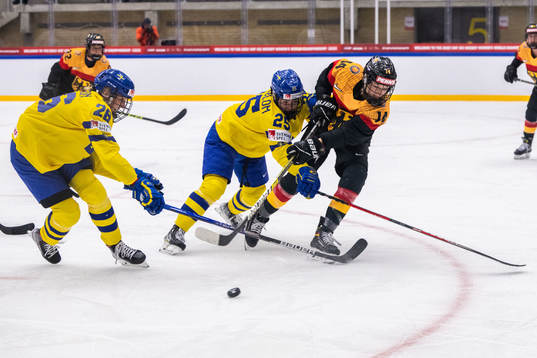 Hanna Olsson and Lina Ljungblom of Sweden with Carina